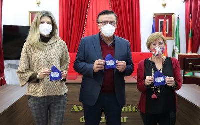 Reparto de mascarillas a niños y jóvenes de Iznájar con motivo del Día de Andalucía