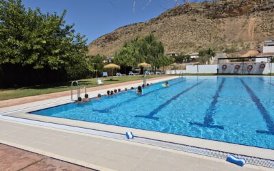 Últimos grupos de natación en la piscina municipal de Iznájar