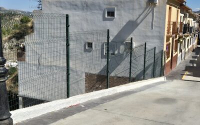 El consistorio interviene en un muro de contención en calle Los Almendros