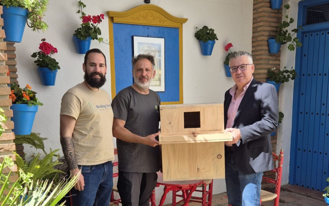 Mancomunidad de la Subbética hace entrega al Ayuntamiento de una caja nido para favorecer la reproducción y cría de la lechuza común