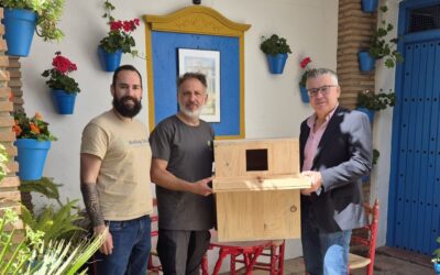 Mancomunidad de la Subbética hace entrega al Ayuntamiento de una caja nido para favorecer la reproducción y cría de la lechuza común